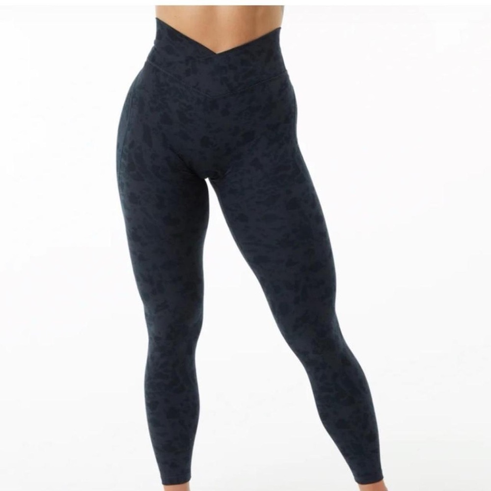 Alphalete surface power Leggings like new in navy blue (whale) pebble print